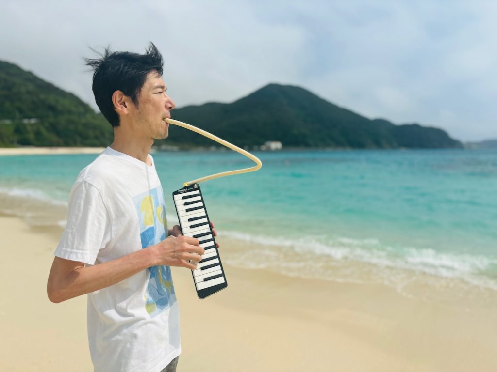 渡嘉敷島での鍵盤ハーモニカ演奏風景