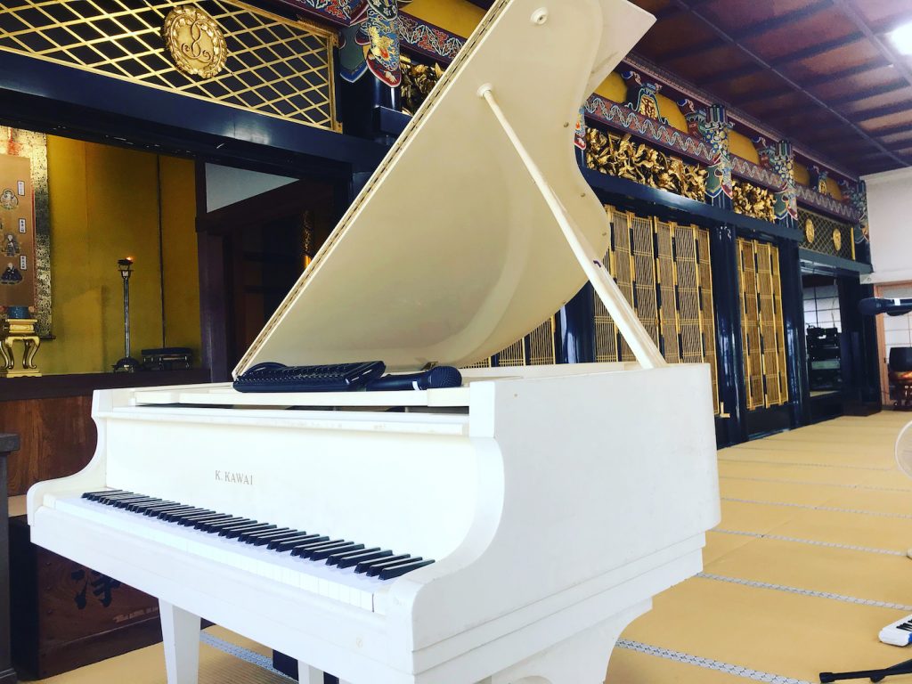 お寺に白いグランドピアノ