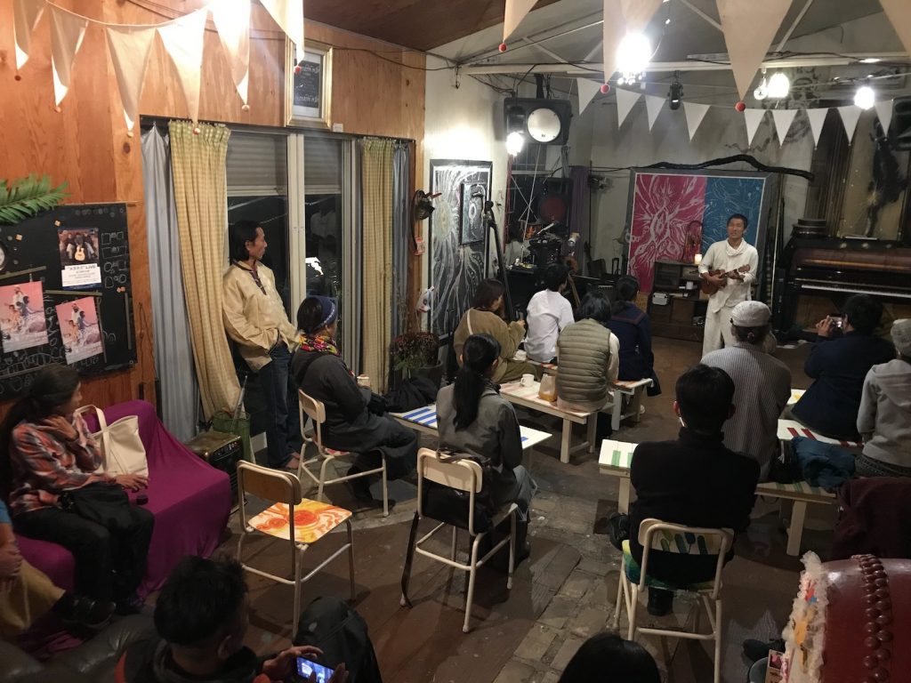 平魚泳ソロ演奏風景