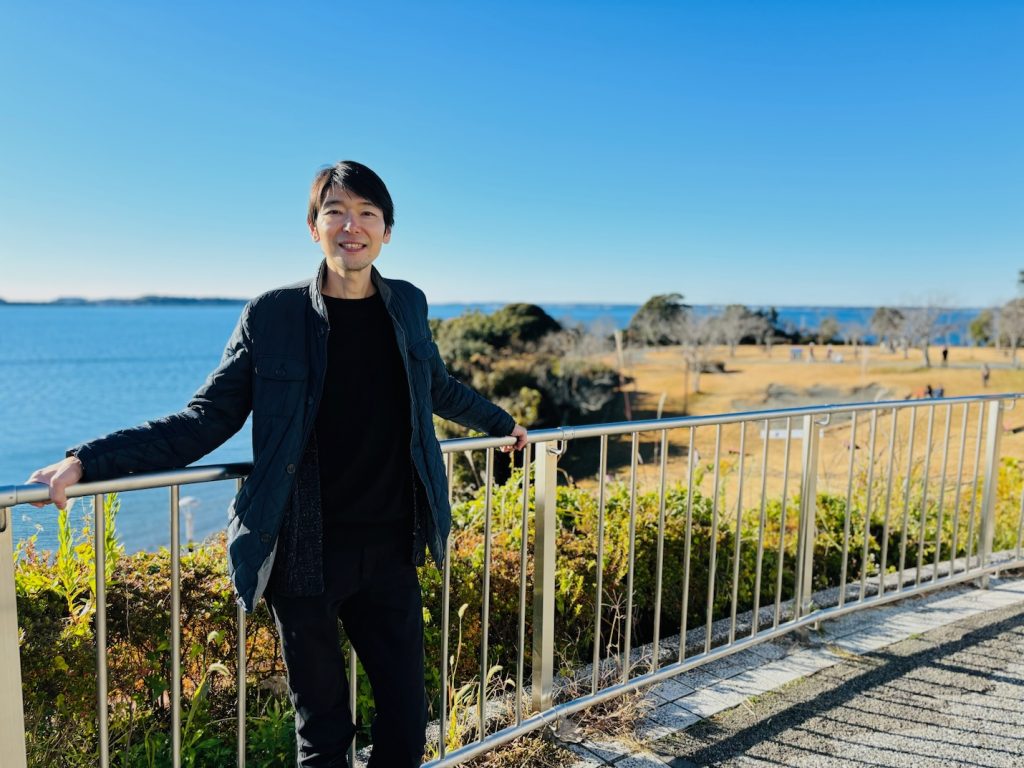 浜名湖をバックに